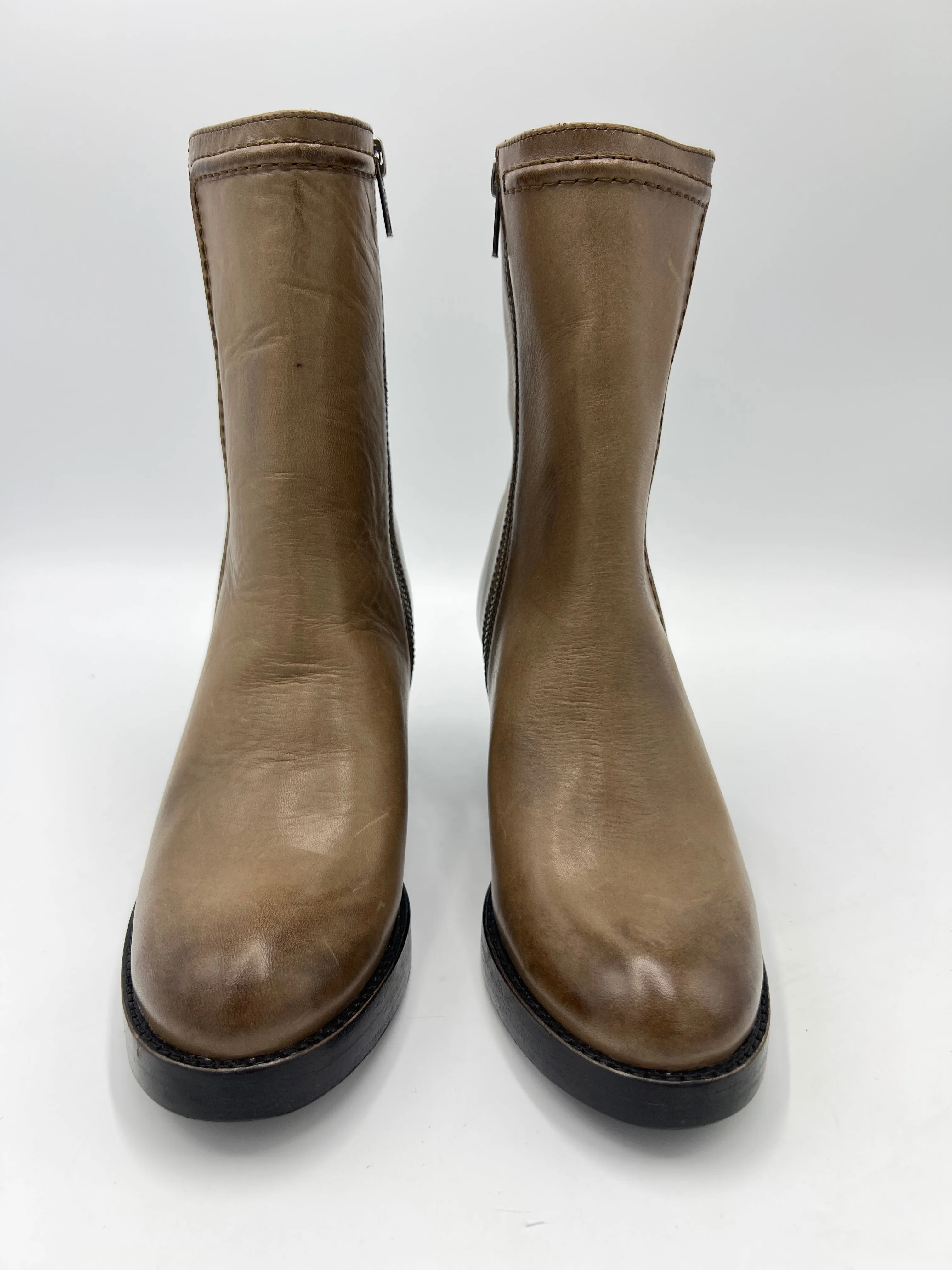 New! Boots Designer By Frye In Brown, Size: 6